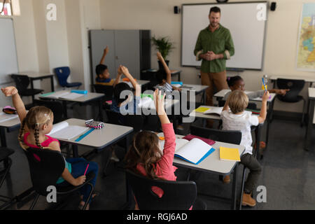 Vue arrière de l'école les enfants de l'école élémentaire de classe Banque D'Images