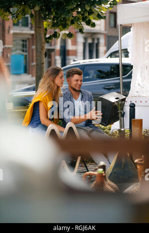 Belgique, Tongres, jeune couple sur un marché aux puces d'antiquités Banque D'Images