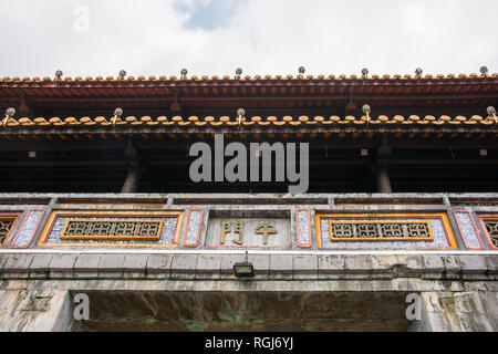 Midi Gate, une des entrées de la ville impériale de Hue, Vietnam Banque D'Images