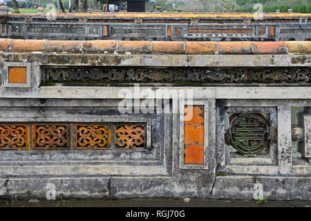 Détail de la MIDI Gate Bridge, une des entrées de la ville impériale de Hue, Vietnam Banque D'Images