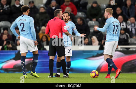 Arbitre Paul Tierney parle à Manchester City's Kevin De Bruyne (à droite) après avoir pris un coup-franc trop rapidement au cours de la Premier League match à St James' Park, Newcastle. Banque D'Images