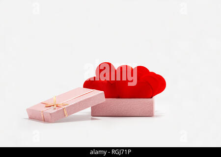 Vue avant du coeurs rouges dans une boîte cadeau rose. Isolé sur fond blanc. St Valentines Day. Symbole d'amour et de dévotion. Banque D'Images
