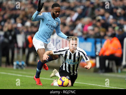 Le Newcastle United Matt Ritchie (à droite) et Manchester City's Raheem Sterling bataille pour la balle durant le premier match de championnat à St James' Park, Newcastle. Banque D'Images