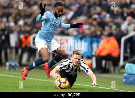 Le Newcastle United Matt Ritchie (à droite) et Manchester City's Raheem Sterling bataille pour la balle durant le premier match de championnat à St James' Park, Newcastle. Banque D'Images