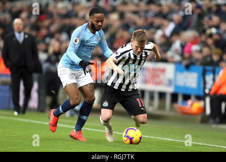 Le Newcastle United Matt Ritchie (à droite) et Manchester City's Raheem Sterling bataille pour la balle durant le premier match de championnat à St James' Park, Newcastle. Banque D'Images