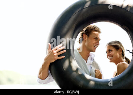 Portrait d'un couple à travers dans le tube intérieur. Banque D'Images