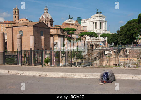 Vieille dame mendier sur route en face des Forums Rome Banque D'Images