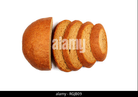 Pain de seigle frais coupé en tranches, isolé sur fond blanc. Banque D'Images