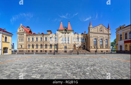 Rybinsk, la Russie. La place Rouge et l'extérieur de bâtiment historique - ancien grain exchange en style néo-russe Banque D'Images