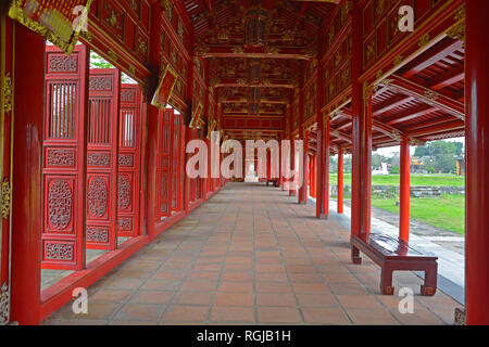 Le long corridor, près de la Thanh Palace Site dans la ville impériale, Hue, Vietnam Banque D'Images