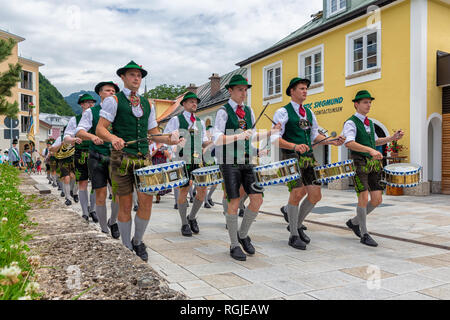 Festival avec défilé de fanfares et des personnes en costumes traditionnels Banque D'Images