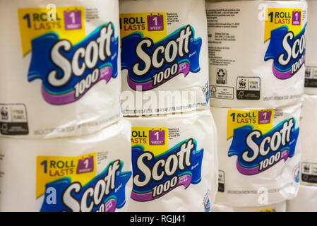 Rouleaux de papier toilette Scott fabriqué par Kimberly-Clark sont vus sur une étagère de supermarché le mardi 22 janvier, 2019. (Â© Richard B Levine) Banque D'Images