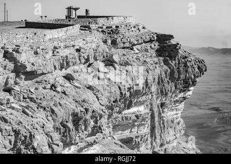 Paysage du Makhtesh (cratère) Ramon, dans le désert du Néguev, dans le sud d'Israël. C'est un relief géologique d'un grand cirque d'érosion Banque D'Images