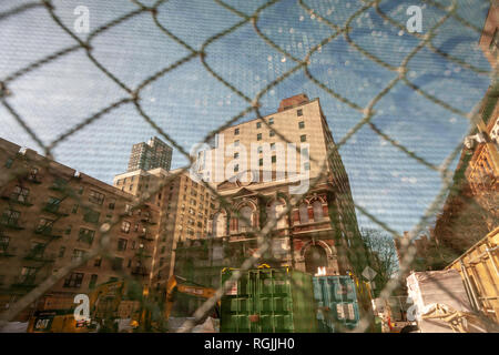 La façade de l'ancien Saint Jospeh's Orphan Asylum chapelle, ingénieusement intégrée dans le mur d'un appartement condo est révélé lors de la démolition d'un bâtiment adjacent, vu dans le quartier de l'Upper East Side de New York le samedi, Janvier 26, 2019. Le bâtiment néo-classique de 1898 a été vendu en 1918 et transformé en garage. En 1983, le bâtiment a été acheté pour la construction d'un condominium, mais la façade a été l'intégration dans le côté gauche du nouveau bâtiment. Le bâtiment de deux étages partiellement obscurci la façade jusqu'à ce qu'il a été récemment démoli pour la construction Banque D'Images