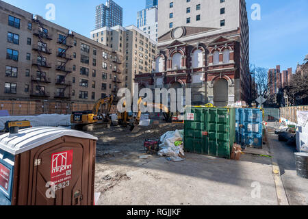 La façade de l'ancien Saint Jospeh's Orphan Asylum chapelle, ingénieusement intégrée dans le mur d'un appartement condo est révélé lors de la démolition d'un bâtiment adjacent, vu dans le quartier de l'Upper East Side de New York le samedi, Janvier 26, 2019. Le bâtiment néo-classique de 1898 a été vendu en 1918 et transformé en garage. En 1983, le bâtiment a été acheté pour la construction d'un condominium, mais la façade a été l'intégration dans le côté gauche du nouveau bâtiment. Le bâtiment de deux étages partiellement obscurci la façade jusqu'à ce qu'il a été récemment démoli pour la construction Banque D'Images