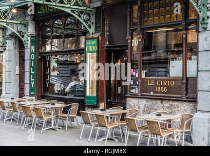 Bruxelles, Belgique - 01 18 2019 : façade décorée et la terrasse du café et restaurant Le Cirio dans un style Art Nouveau Banque D'Images