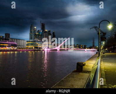 Argentine, Buenos Aires, Puerto Madero, Dock Süd mit Puente de la Mujer, Brücke der Frauen Banque D'Images