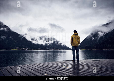 L'Autriche, le Tyrol, le lac Achen, l'homme debout sur boardwalk Banque D'Images