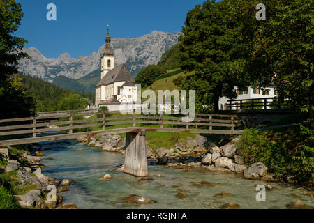 Allemagne, Bavière, Berchtesgadener Land, église paroissiale de St Sébastien en face de la montagne Reiteralpe Banque D'Images