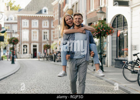 Pays-bas, Maastricht, jeune couple sympathique dans la ville Banque D'Images