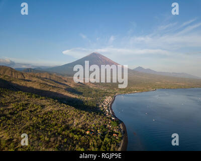 L'INDONÉSIE, Bali, Lombok, vue aérienne de Jemeluk beach et le volcan Agung Banque D'Images