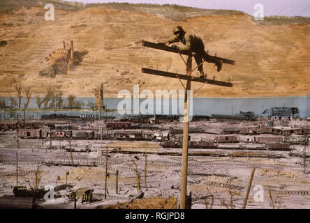 Poseur de Signal Corps Construction Battalion Fil d'attache sur l'isolant, Bingen sur le Rhin, l'Allemagne, l'Europe centrale, de l'Ouest Campagne alliés à l'invasion de l'Allemagne, 1945 Banque D'Images