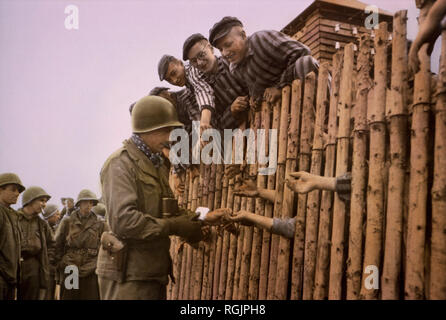 L'Armée de Septième-nous donner des cigarettes aux prisonniers libérés, Dachau, Allemagne, Europe centrale, de l'Ouest Campagne alliés à l'invasion de l'Allemagne, avril 29,1945 Banque D'Images