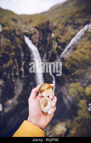 Hand holding compass en Norvège Banque D'Images