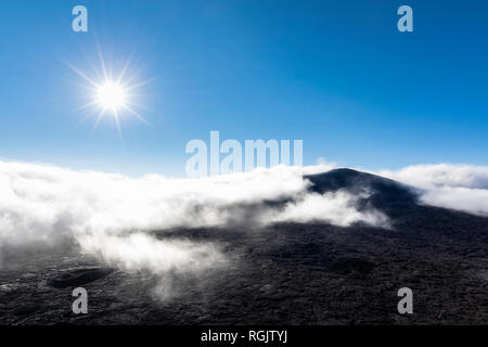 Le Parc National de la réunion, volcan bouclier, Piton de la Fournaise, vue du Pas de Bellecombe contre le soleil Banque D'Images