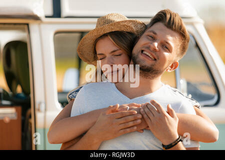 Happy young couple at camping-van Banque D'Images