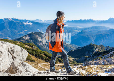 Allemagne, Garmisch-Partenkirchen, Alpspitze, Osterfelderkopf, female hiker Banque D'Images