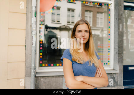 Pays-bas, Maastricht, portrait de jeune femme blonde dans la ville Banque D'Images