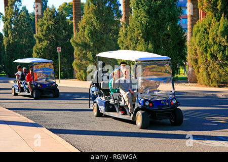 Les membres de l'équipe de football du Collège d'obtenir une visite guidée sur les voiturettes de golf sur le campus de l'Université d'Arizona à Tucson AZ Banque D'Images