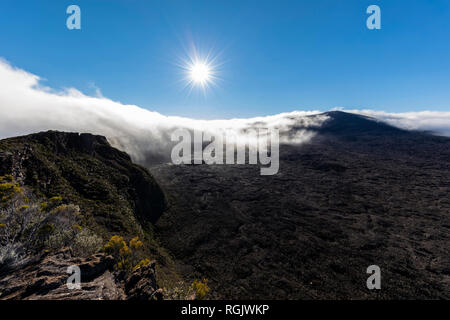 Le Parc National de la réunion, volcan bouclier, Piton de la Fournaise, vue du Pas de Bellecombe contre le soleil Banque D'Images