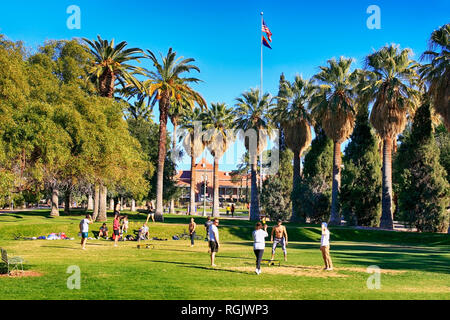 Les étudiants à l'affiche une forme de volley sur le campus de l'Université d'Arizona à Tucson AZ Banque D'Images