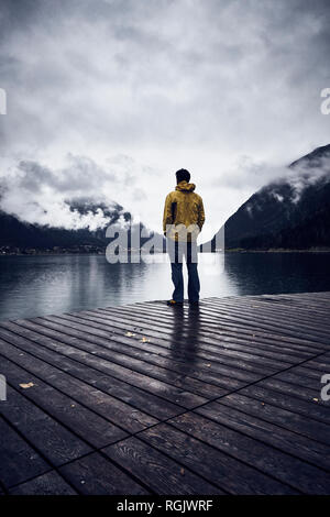 L'Autriche, le Tyrol, le lac Achen, l'homme debout sur boardwalk Banque D'Images