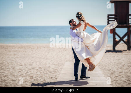 Happy young couple profiter de leur jour de mariage sur la plage Banque D'Images