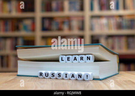 Dés dans une forme de livre les mots 'russe'. Banque D'Images