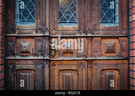 Libre de la vieille porte en bois avec poignée en métal Banque D'Images