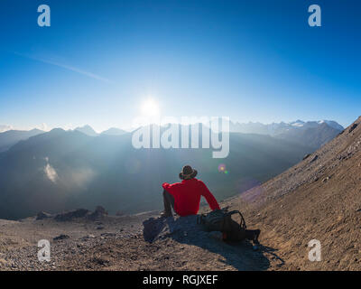 Région frontière Italie Suisse, premier homme ayant une pause de la randonnée en montagne paysage à Piz Umbrail Banque D'Images