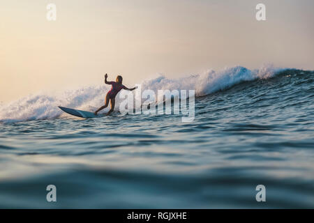 L'INDONÉSIE, Bali, Batubolong beach, surf femme enceinte Banque D'Images