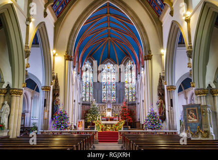 De belles décorations de Noël sont exposées l'église St Marys & Johns à Wolverhampton, West Midlands, Angleterre, Royaume-Uni Banque D'Images