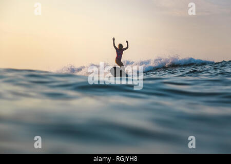 L'INDONÉSIE, Bali, Batubolong beach, surf femme enceinte Banque D'Images