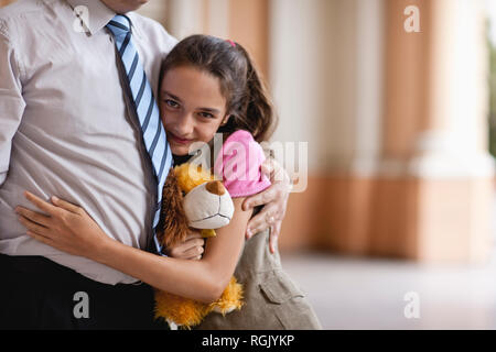 Businessman épouse sa jeune fille. Banque D'Images