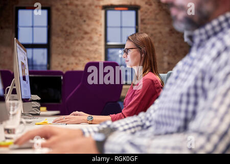Femme au travail axé sur PC Banque D'Images
