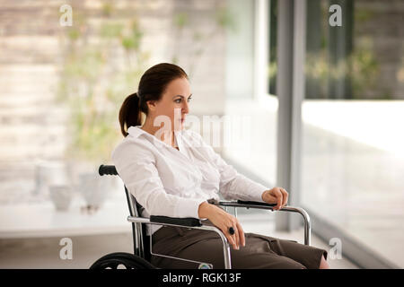 Portrait of senior woman dans un fauteuil roulant à l'extérieur. Banque D'Images