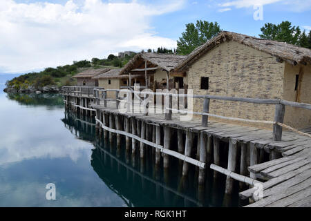 Abris dans la baie d'os sur le lac d'Ohrid. La Macédoine. Banque D'Images