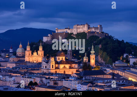 Autriche, Salzbourg, avec Monchsberg fortess Hohensalzburg au crépuscule Banque D'Images