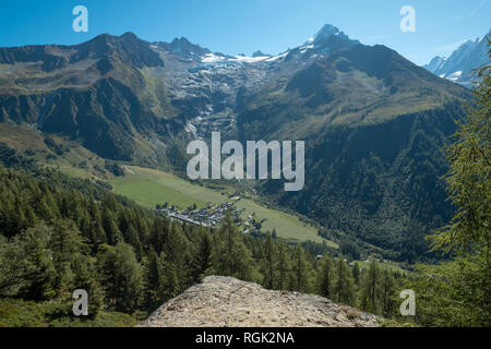 Alpes dentelées et village du Tour dans la vallée ci-dessous vu de sentier de randonnée pédestre à proximité du Mont Blanc, France Banque D'Images