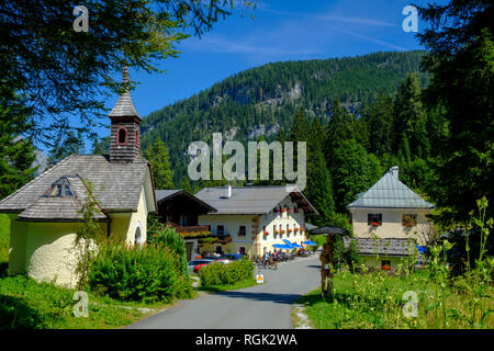 L'Autriche, l'état de Salzbourg, vallée alpine Klausbach, guest house Hirschbichl et chapelle Banque D'Images